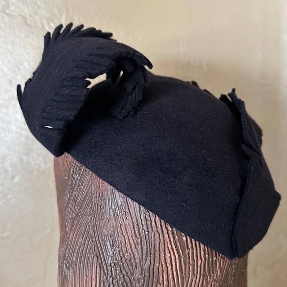 INTRIGUING 1940s\' NAVY FELT CAP WITH FELT \